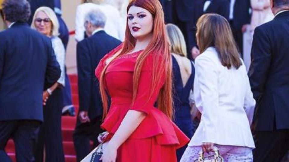 Едрогърда plus size моделка остана само по бикини на червения килим в Кан (ВИДЕО 18+)