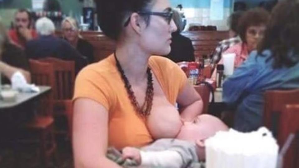 Прав ли беше студент, който  разкритикува майка, кърмеща бебето си в ресторант