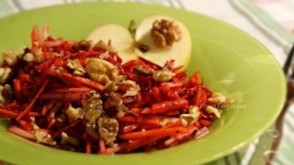 Витаминозна бомба: По тази вкусна салатка с име "Мъката на бацила" полудяха всички у дома