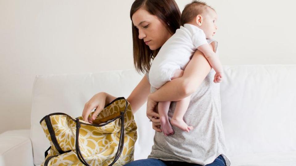 Едва ли майките знаят, но тези елементарни неща в дамската чанта могат да убият бебето