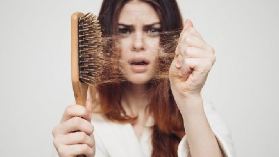 Бич за всяка жена: Защо косата ни пада и как да решим този проблем