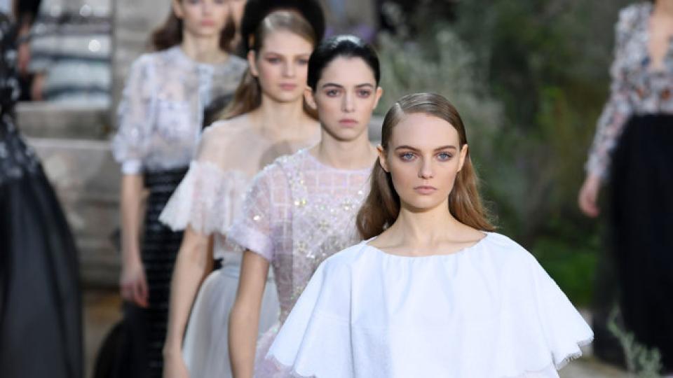 Скромна, но прелестна колекция пролет-лято на Chanel Couture без Лагерфелд СНИМКИ