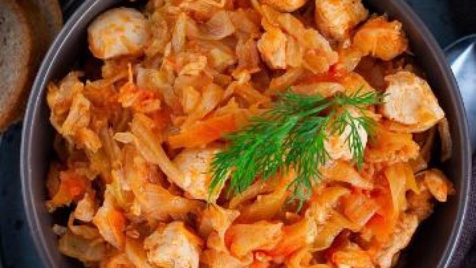 Няма такава вкусотия: Задушено зеле с пилешки гърдички