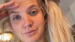 Майка на близнаци показа корема си след раждането и шокира мрежата ВИДЕО