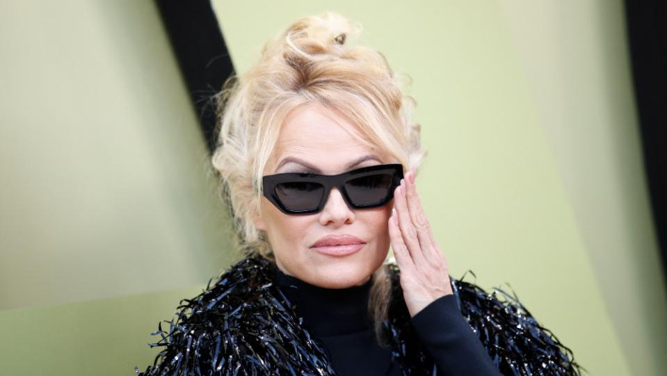 56-г. Памела Андерсън шокира с визия на British Fashion Awards СНИМКИ