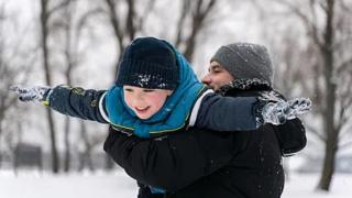 Педиатри казаха как да обличаме детето по време на зимните разходки