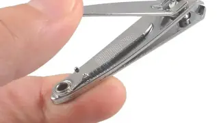 За какво служи отворът на нокторезачката? Функция, която малцина знаят