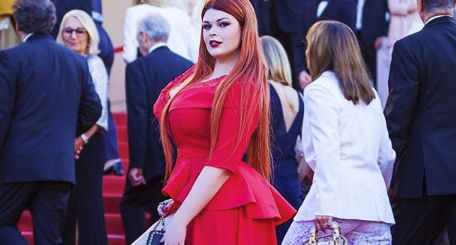 Едрогърда plus size моделка остана само по бикини на червения килим в Кан (ВИДЕО 18+)