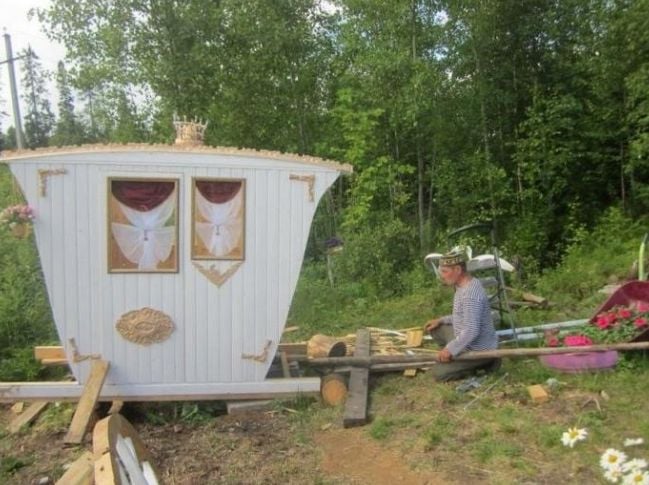 Тази разкошна карета се оказа селска тоалетна! Надникнете ли вътре... СНИМКИ