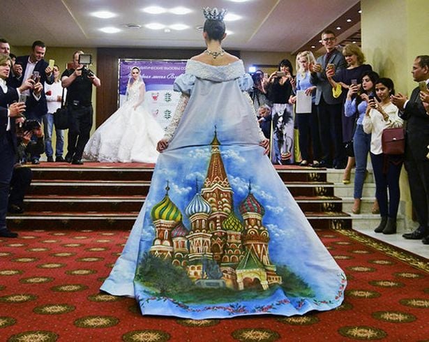 Това е най-грозната сватбена рокля в света! СНИМКИ
