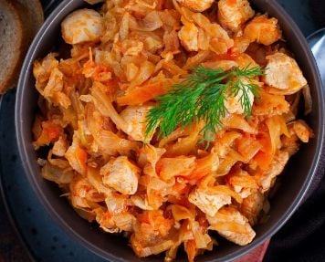 Няма такава вкусотия: Задушено зеле с пилешки гърдички