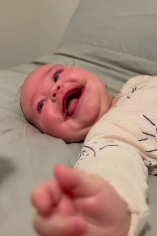 Това бебе не спира да се усмихва, причината е зловеща ВИДЕО