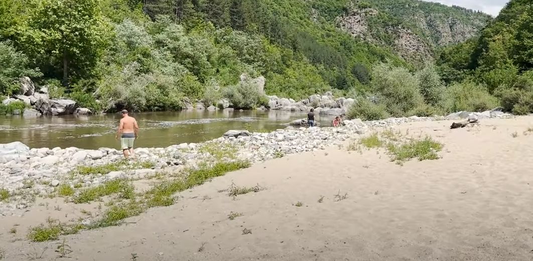 На плаж в планината? Да, има и такива места в България ВИДЕО