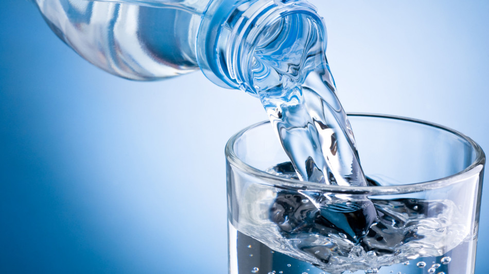 Спрете! Пиете ли вода в тази поза вредите на здравето си