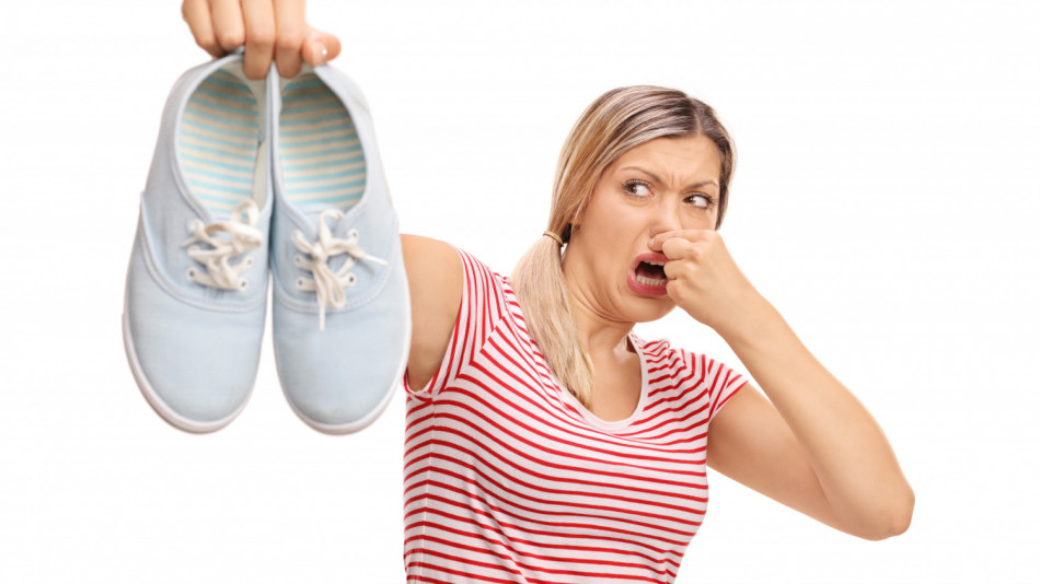 Новите ви обувки ви стягат и миришат зле? Тези трикове ще ви избавят от проблемите!