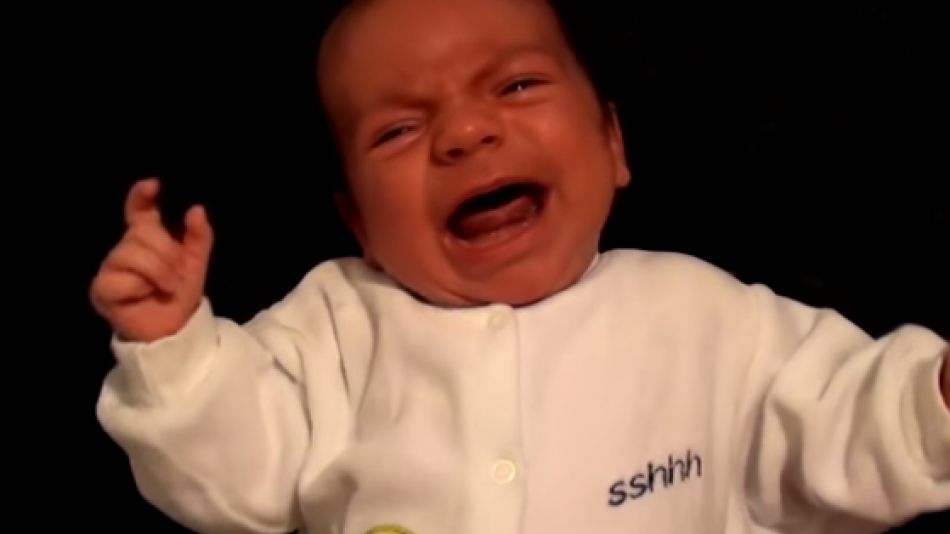 Магически трик успокоява плачещото бебе само за 30 секунди СНИМКИ/ВИДЕО