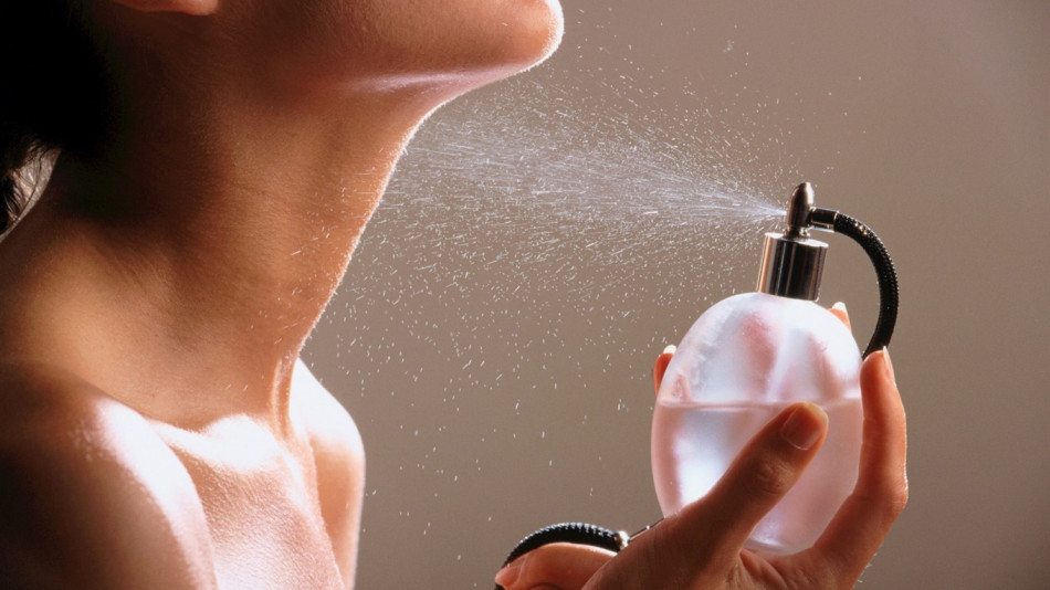 С  този прост трик ще запазите аромата на любимия си парфюм през целия ден