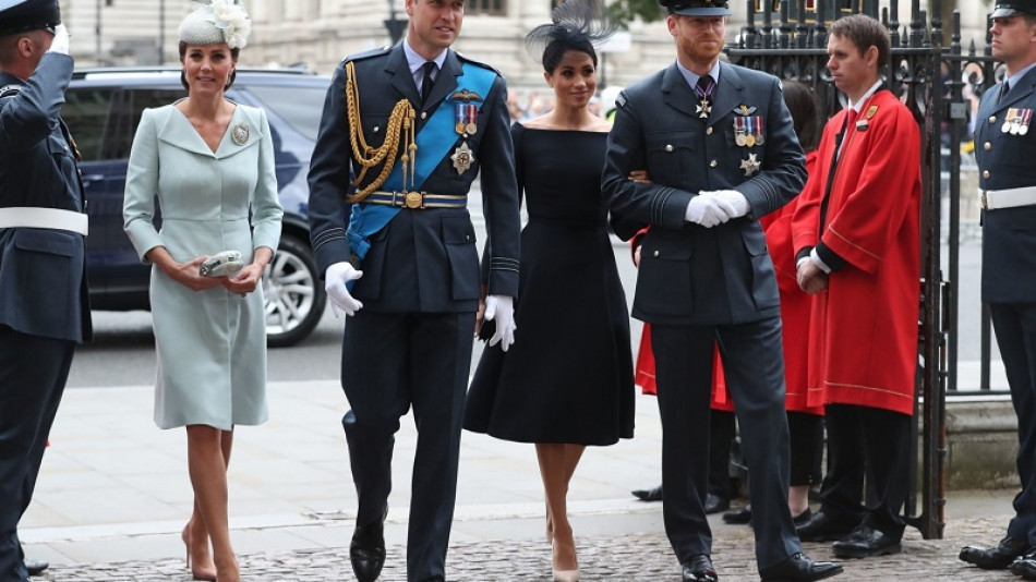 Всички жени от кралското семейство носят брошка, освен Меган! Причината е нелепа