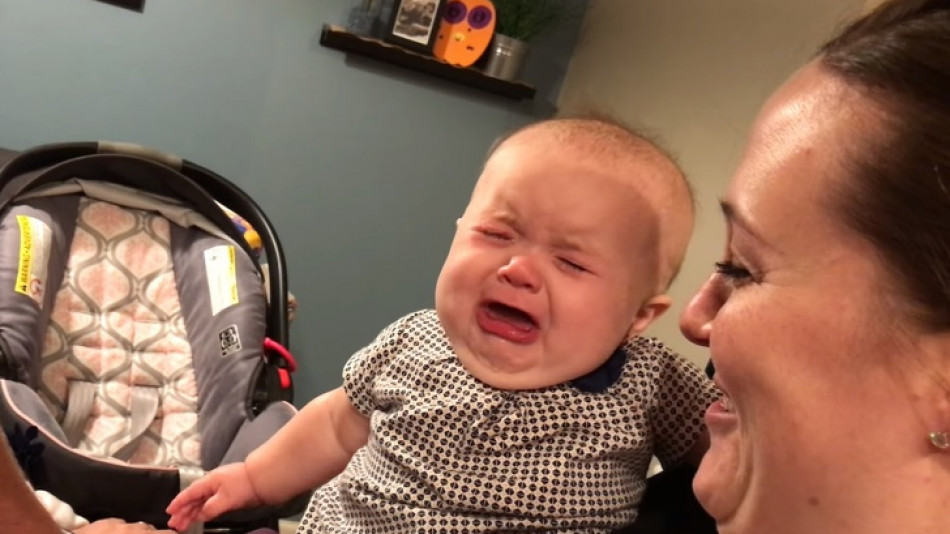 Бебето Ела изпада в неистов плач всеки път щом родителите й тръгнат да се... (СНИМКИ/ВИДЕО)