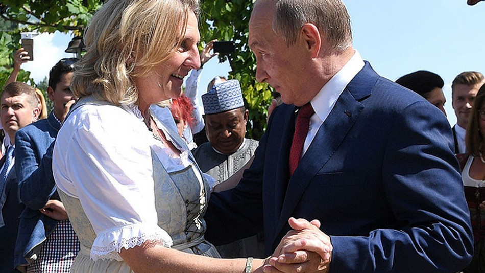 Външният министър на Австрия за първи път разкри как е поканила Путин на сватбата си