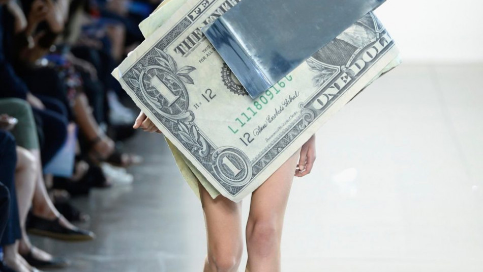 Модният свят изтрещя: Дамите почнаха да обличат пари - буквално! (СНИМКИ)