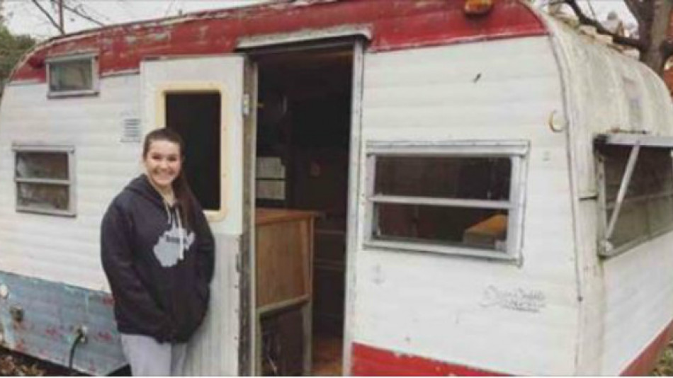 14-годишно момиче си купи стара каравана! Това, което направи по-късно с нея, накара всички да й се възхищават (СНИМКИ)