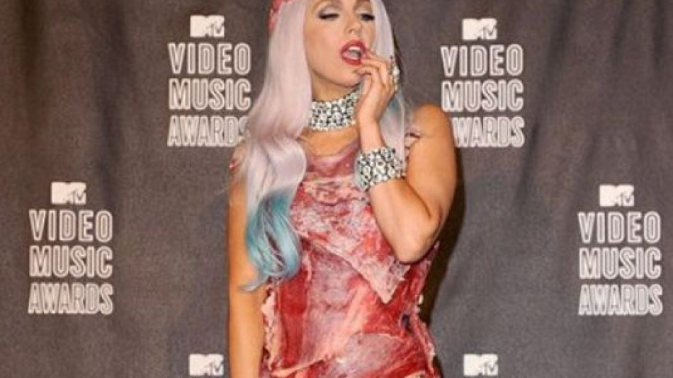 Помните ли тоалета от месо на Лейди Гага? Той направо бледнее пред тези рокли, които скандализираха света (СНИМКИ)