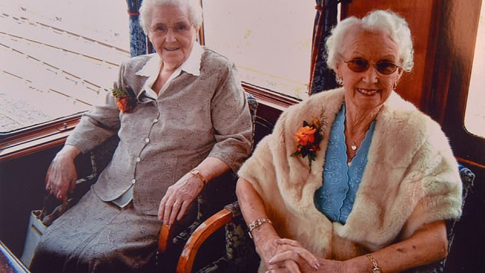 102-годишни близначки посрещнаха поредния си рожден ден и шокираха света с тайната си за дълъг живот (СНИМКИ)