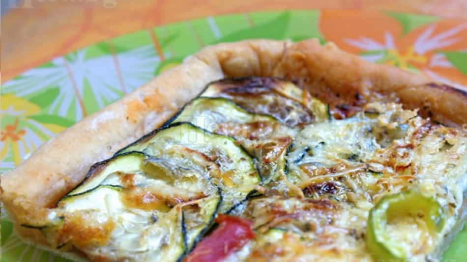 Задължително поне веднъж в живота трябва да опитате от тази сочна пица с тиквички и сирена (СНИМКИ)