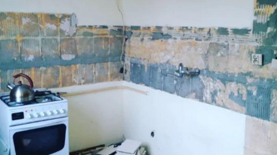 Избити плочки и руини - не е за вярване в какво се превърна тази кухня в стара панелка след основен ремонт! (СНИМКИ)