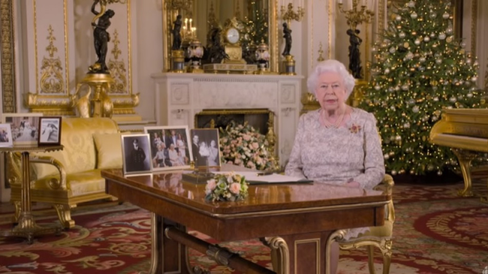 Разпънаха на кръст Кралица Елизабет II заради несметното злато, което къта в двореца (СНИМКИ/ВИДЕО)