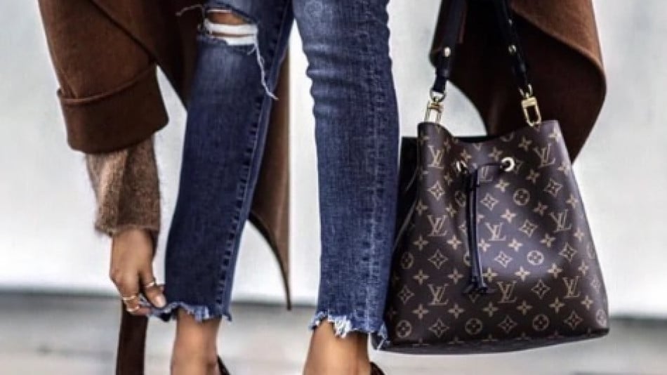 Нова мода: Ето как да носите чантата си 