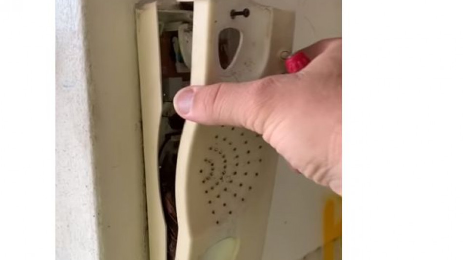 Мъж тръгна да ремонтира стационарен телефон в новия си апартамент, но щом го отвори намери нещо потресаващо ВИДЕО