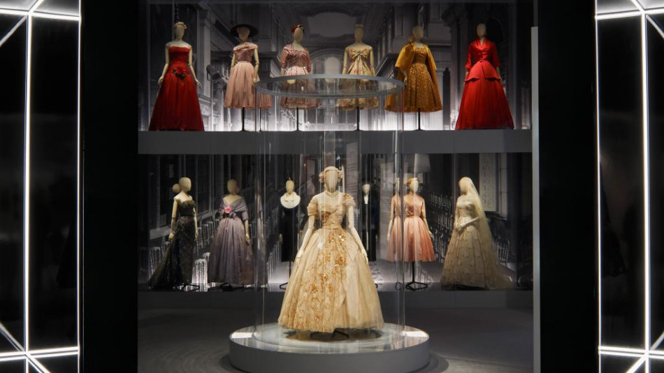 Модният свят онемя от умопомрачителната изложба "Christian Dior" (СНИМКИ)