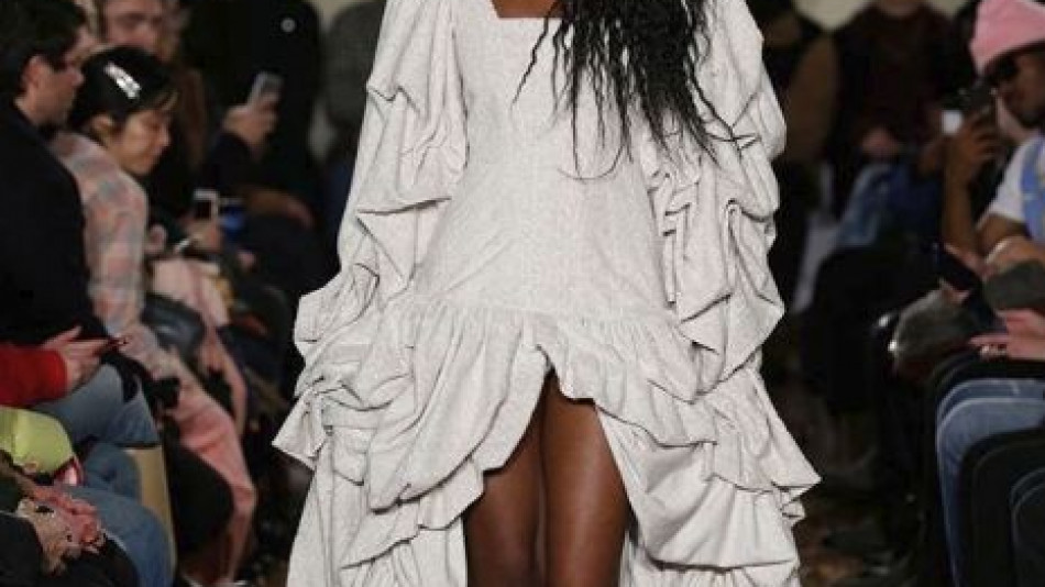 Дизайнери шокираха публиката на ревю в Ню Йорк! Връща ли се на мода девственият пояс?!? (СНИМКИ)