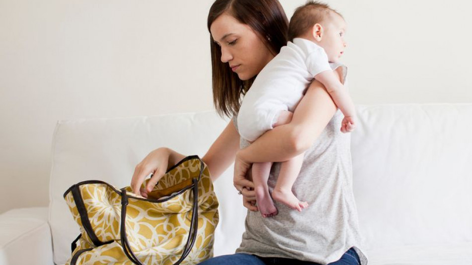 Едва ли майките знаят, но тези елементарни неща в дамската чанта могат да убият бебето