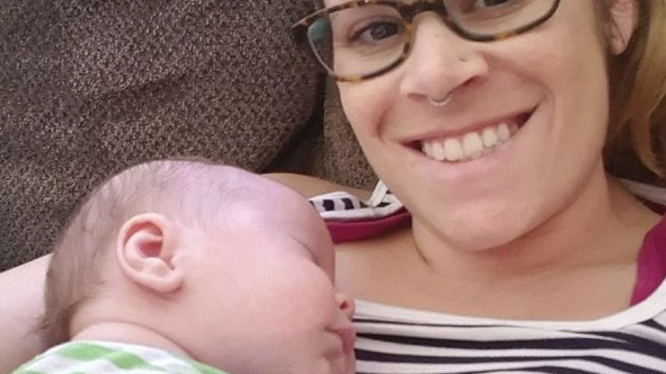 Кърмачка с 10-месечно бебе на ръце постна тази СНИМКА в мрежата и се превърна в истинска героиня