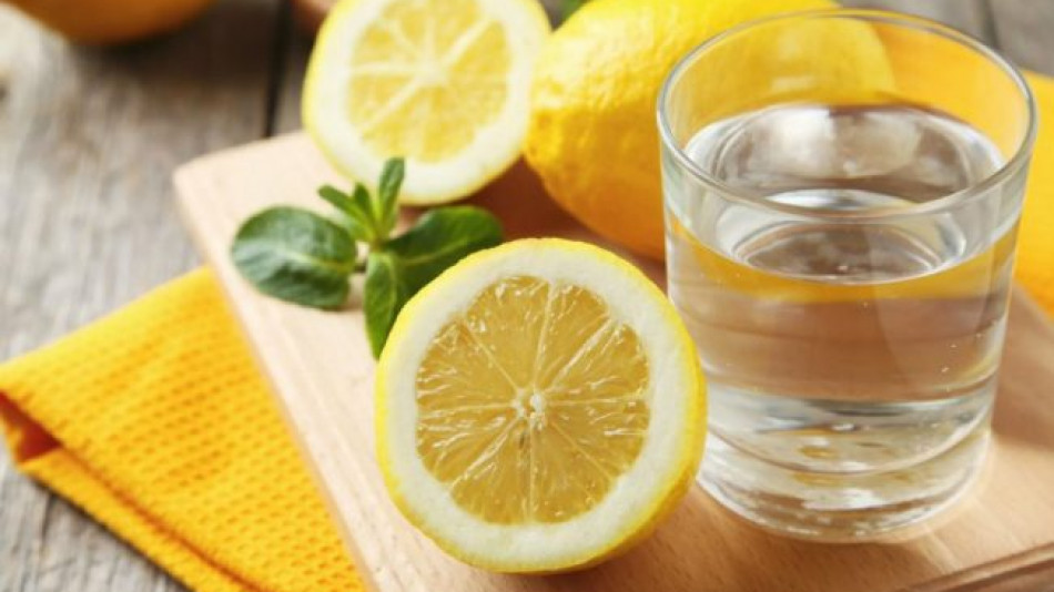 Всички знаем за ползите от водата с лимон, обаче правим една голяма грешка!