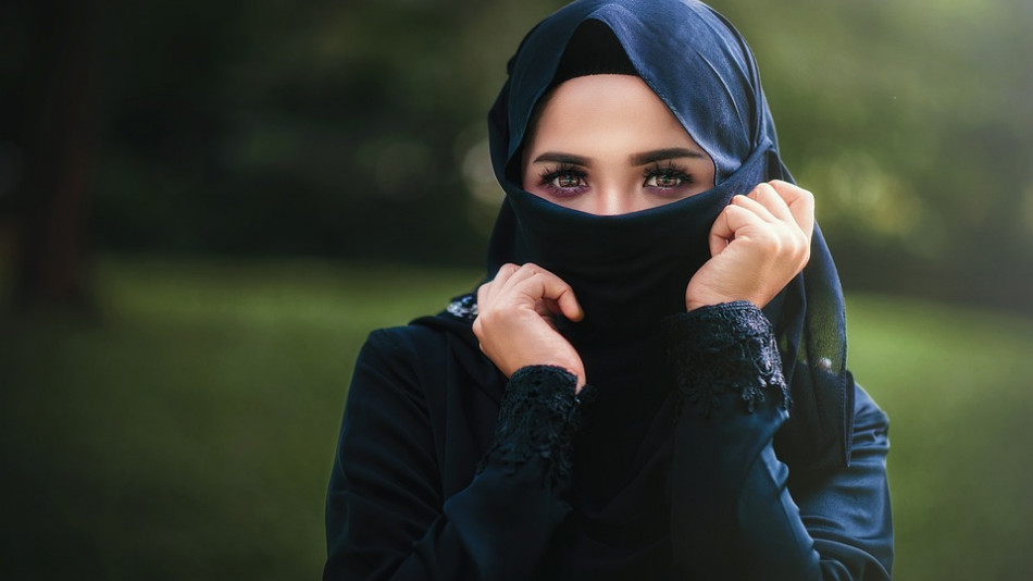 Тайната е разкрита! Защо арабските жени носят черно и не им е горещо