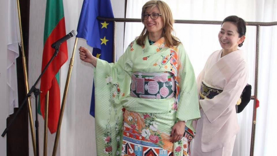 Министър Захариева облече неочаквано красиво кимоно! (СНИМКИ)