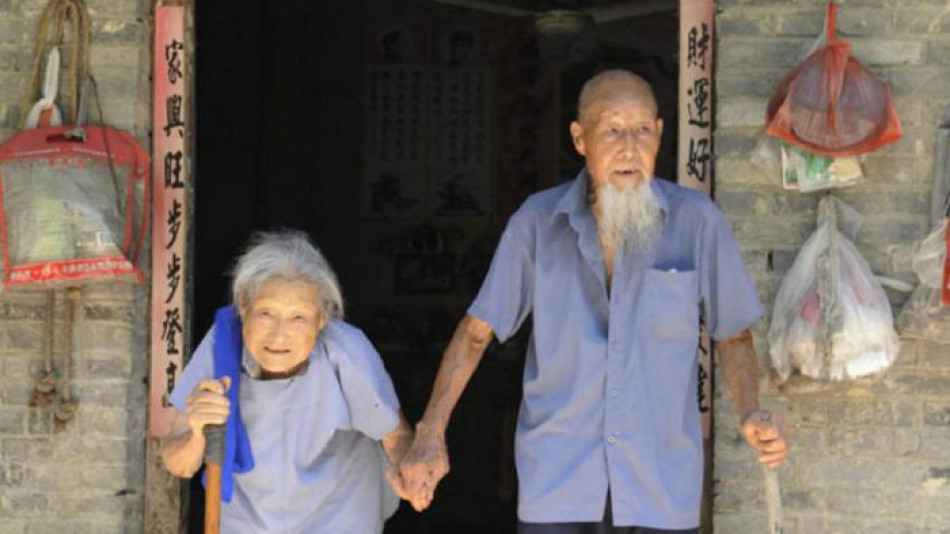 На 80-ата годишнина от сватбата си възрастна двойка просълзи всички с тези СНИМКИ