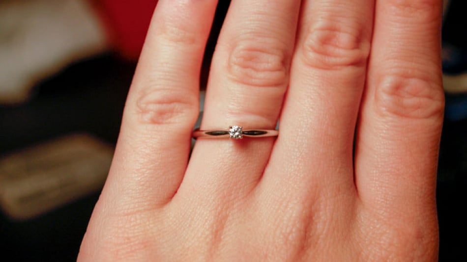 Жена унижи жестоко годеника си, след като научи колко струва годежният й пръстен (СНИМКИ)