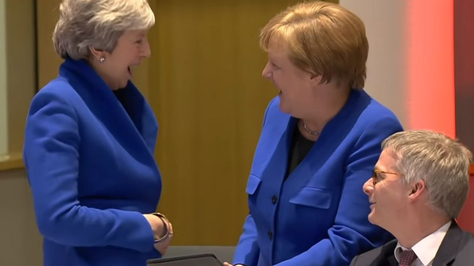 Култово ВИДЕО: Меркел и Мей избухнаха в луд смях заради техни бая странни СНИМКИ