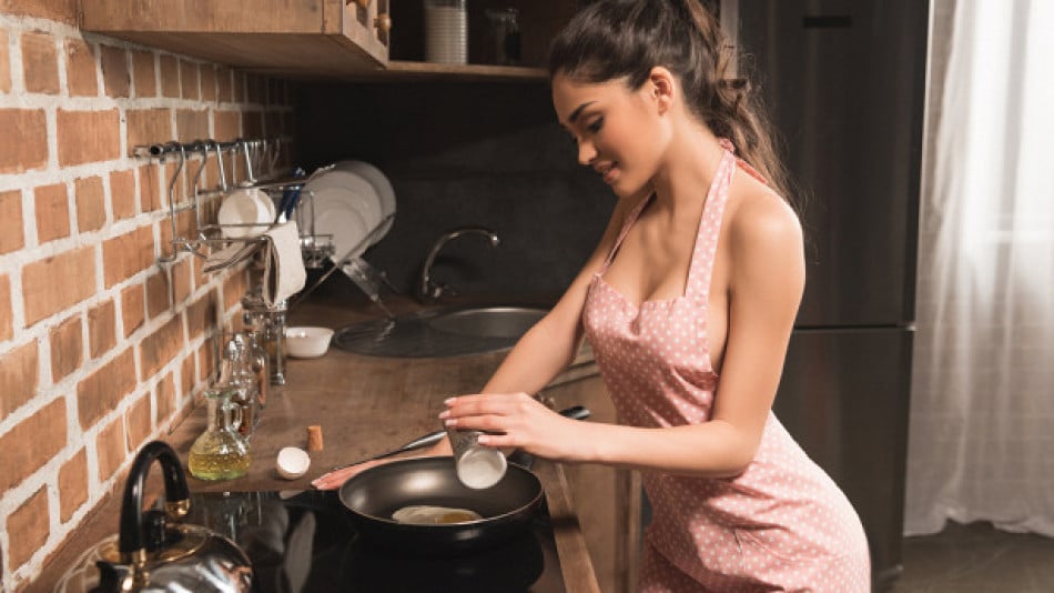 Девушка на кухне в белье