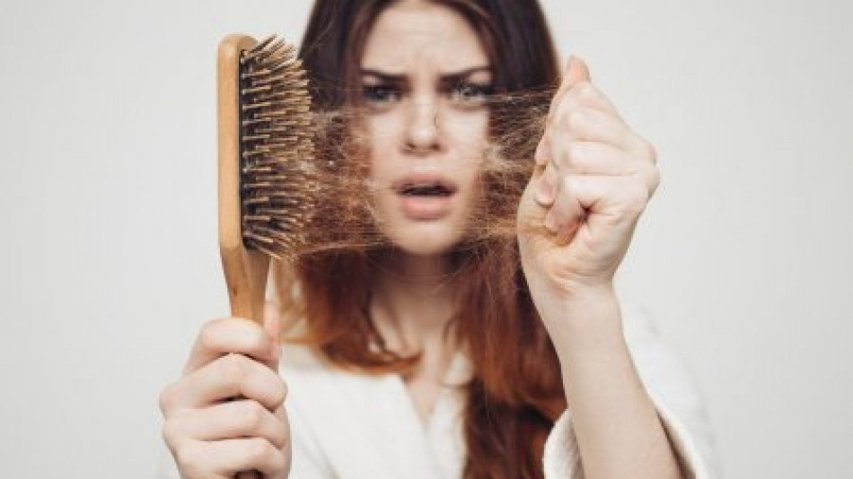 Бич за всяка жена: Защо косата ни пада и как да решим този проблем