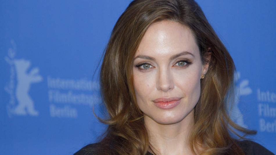 Ах, тези зърна: Анджелина Джоли тръгна без бельо из Париж