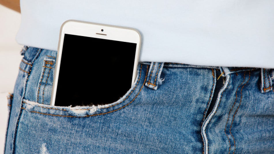 Експерти алармират: Не носете телефона в джоба си, защото...