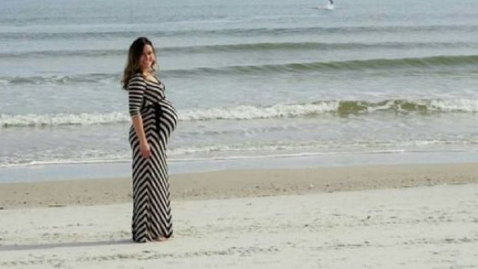 Той засне бременната си жена, секунди по-късно видя нещо шокиращо на СНИМКАТА