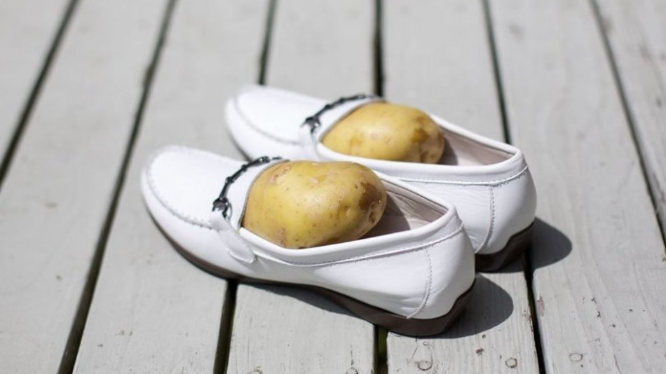 Не е за вярване защо трябва да пъхнете картофи в новите обувки! СНИМКИ