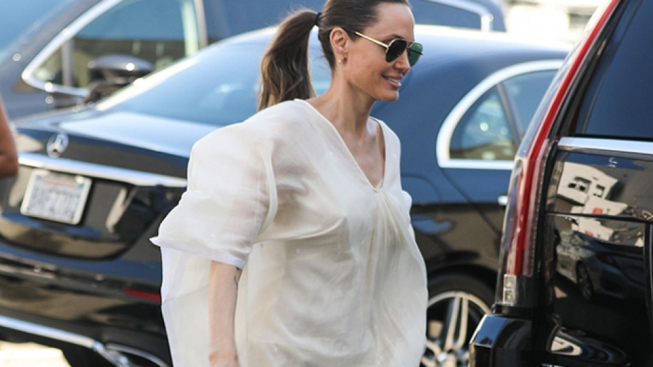Зърната на Джоли пак лъснаха под прозрачна рокля! СНИМКИ